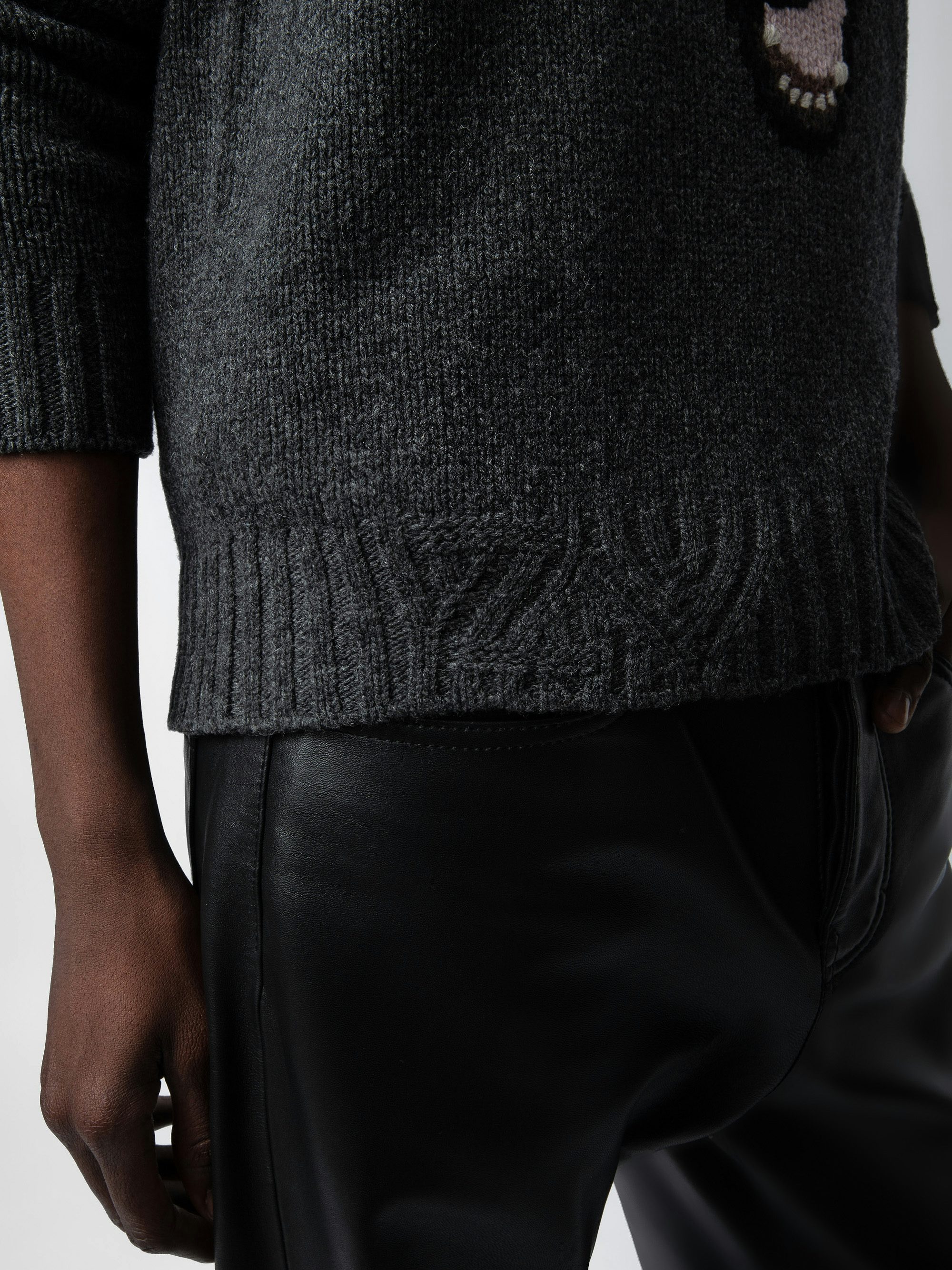 Pullover Jordan 100% Merino-Wolle - Dunkelgrauer Pullover aus 100% Merinowolle mit Rundhalsausschnitt, langen Ärmeln und Dobermann-Motiv.